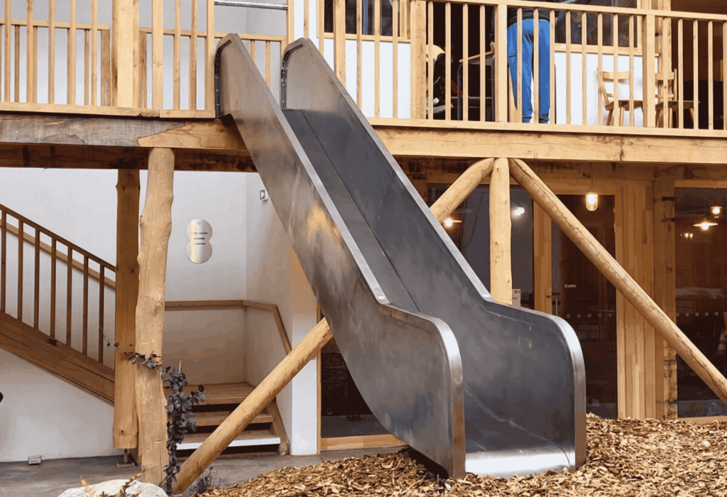 A2SI fabrique et pose un toboggan sur mesure dans le Béarn
