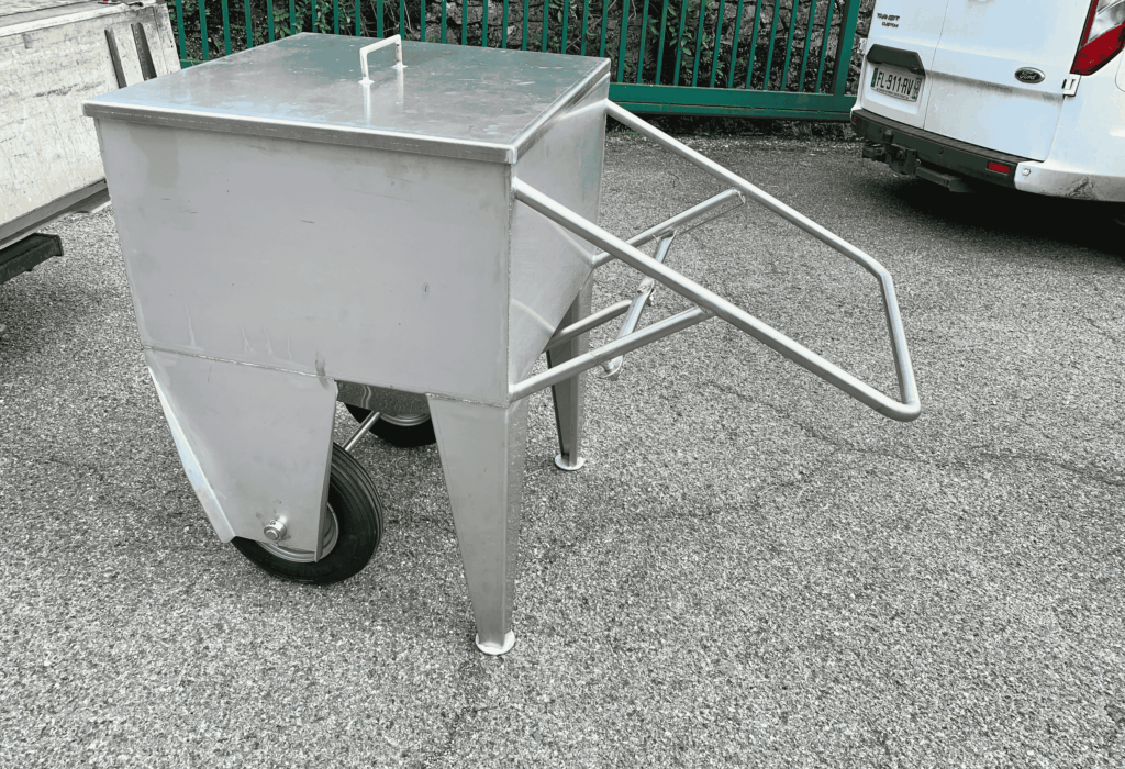 Bac de manutention métallique sur roulettes, fabrication sur mesure par A2SI à Bidos dans les Pyrénées-Atlantiques