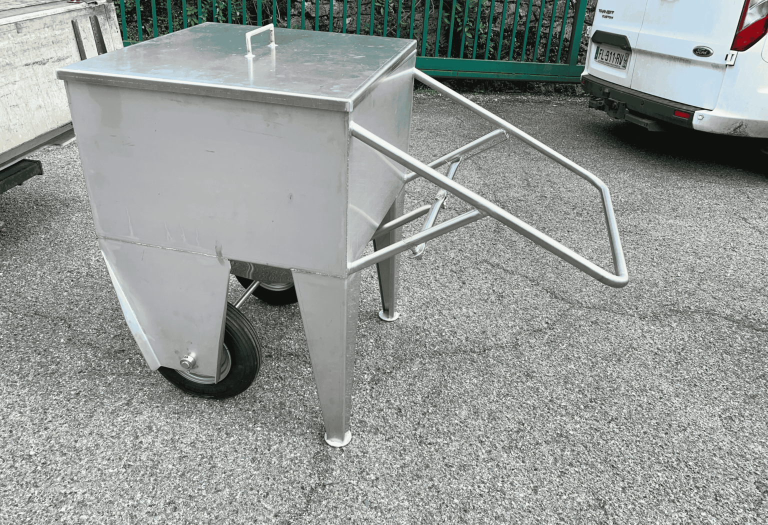 Bac de manutention métallique sur roulettes, fabrication sur mesure par A2SI à Bidos dans les Pyrénées-Atlantiques