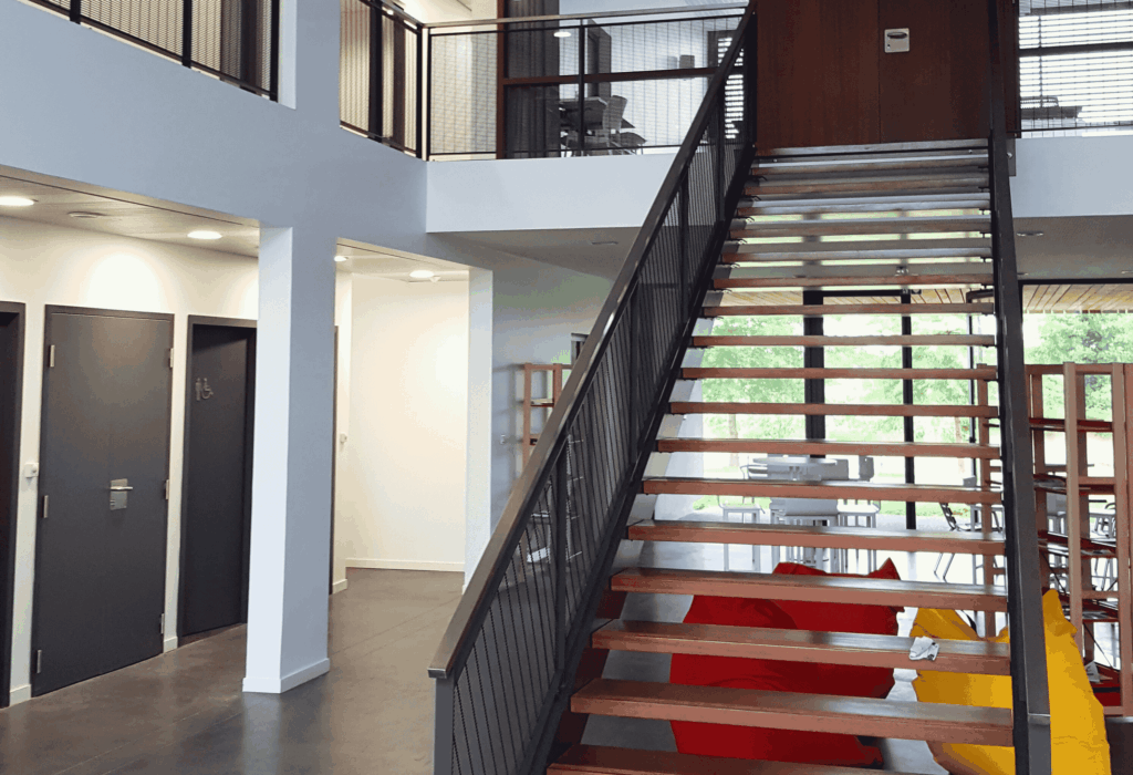 Escalier métallique design en acier pour bâtiment professionnel, conception et pose par A2SI à Bidos