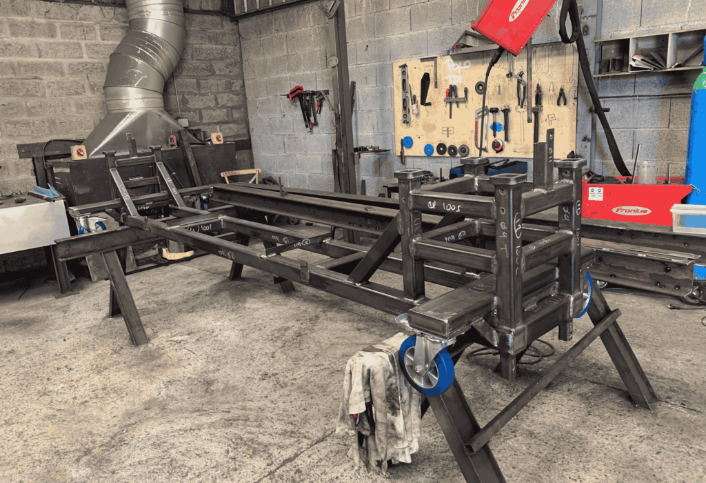 Fabrication de châssis métallique en acier dans l’atelier A2SI à Bidos, spécialiste serrurerie et métallerie industrielle