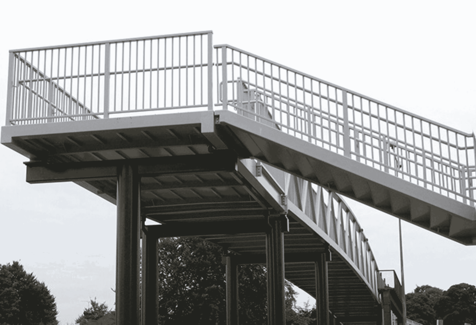 Passerelle industrielle métallique en acier avec garde-corps, fabrication A2SI à Bidos