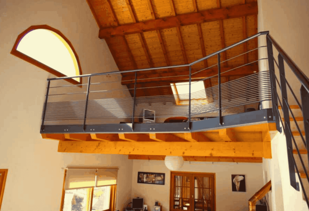 Passerelle métallique intérieure avec garde-corps acier, fabrication sur mesure par A2SI à Bidos près d’Oloron-Sainte-Marie
