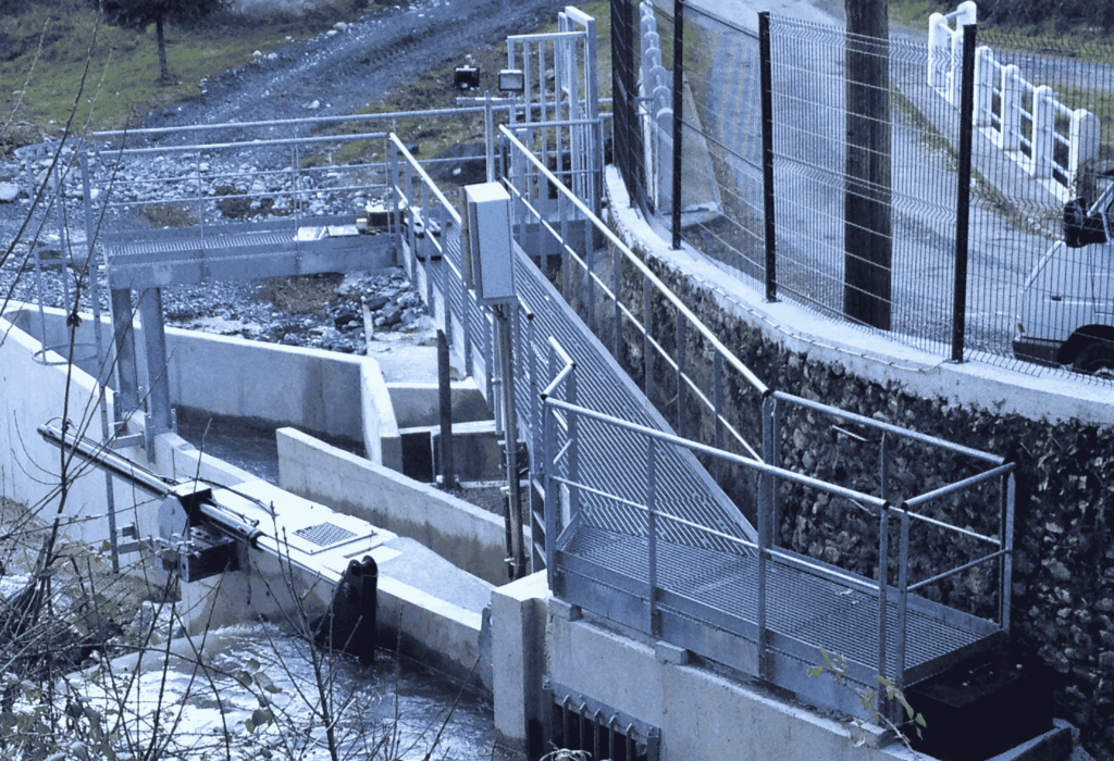 Passerelle technique métallique avec garde-corps pour site hydraulique, A2SI Sud-Ouest