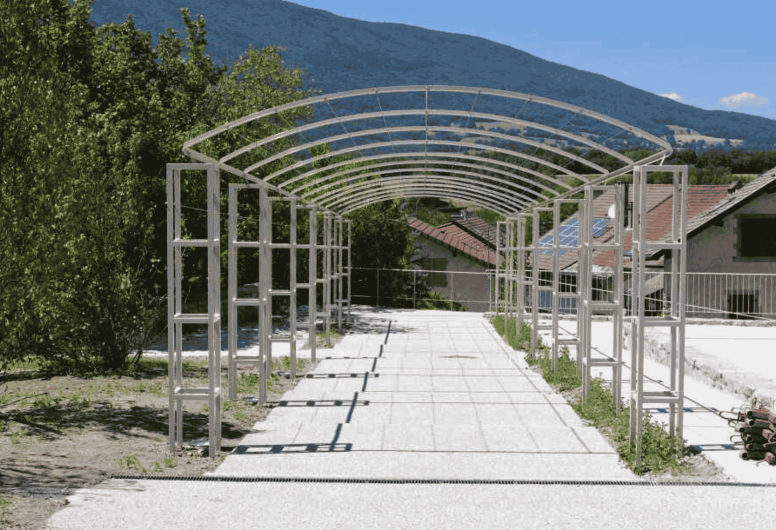 Pergola métallique sur mesure en acier, structure cintrée fabriquée par A2SI à Bidos dans le Béarn