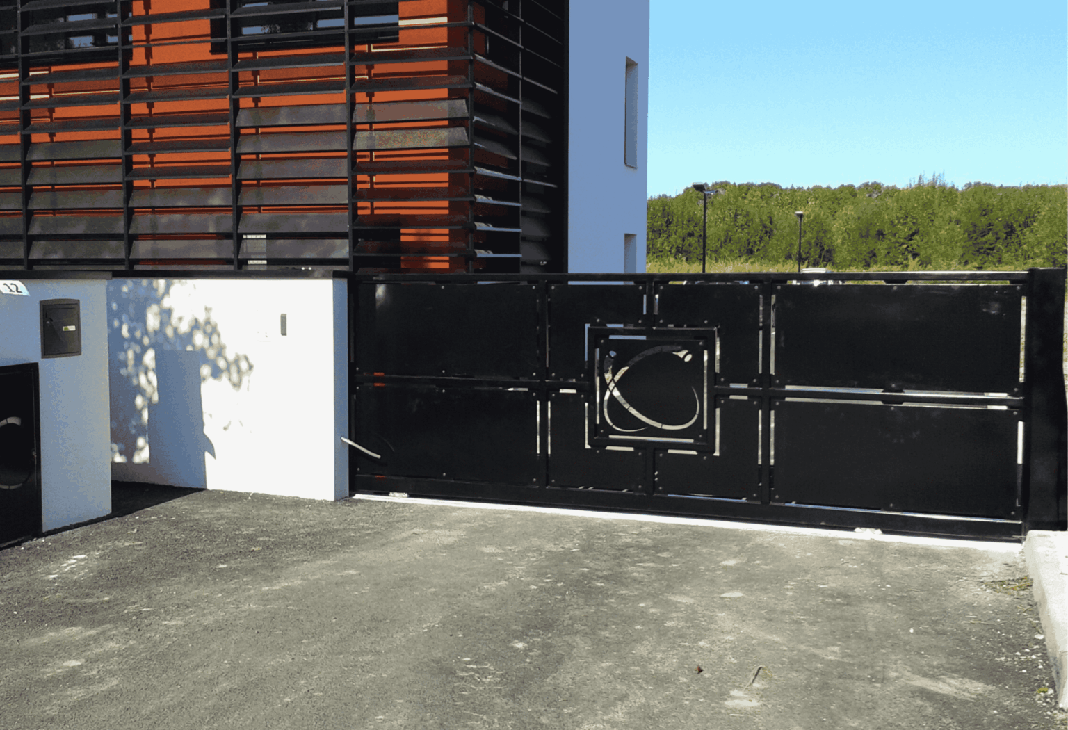 Portail métallique sur mesure installé par A2SI dans le Béarn