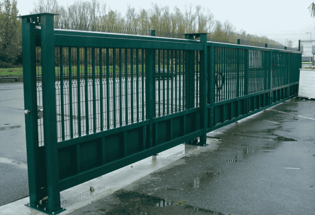 Portail industriel en acier fabriqué par A2SI à Bidos, Pyrénées-Atlantiques