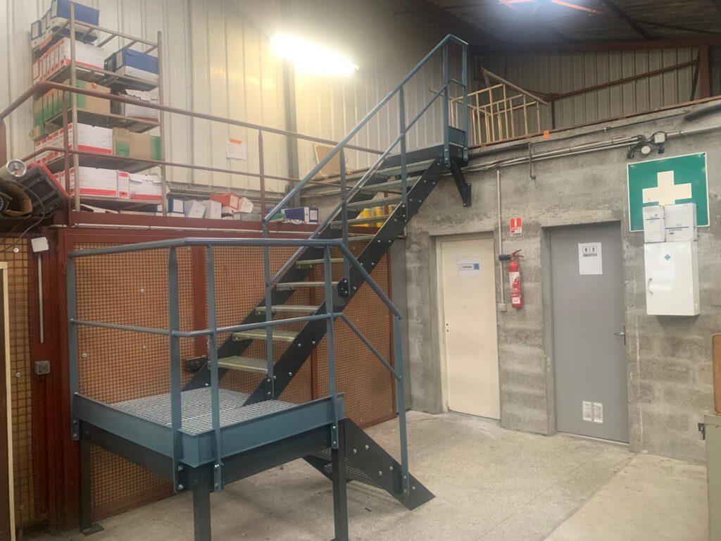 escalier-interieur-acier-plateforme-industrielle