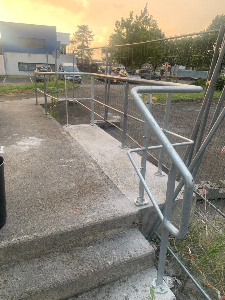 rampe-acces-metallique-securisee-exterieur